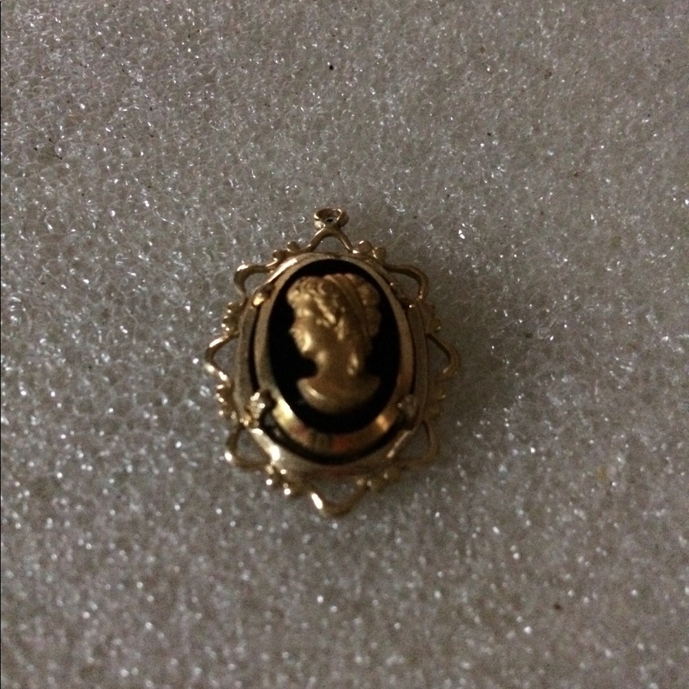 Vintage gold field black glass cameo pendant